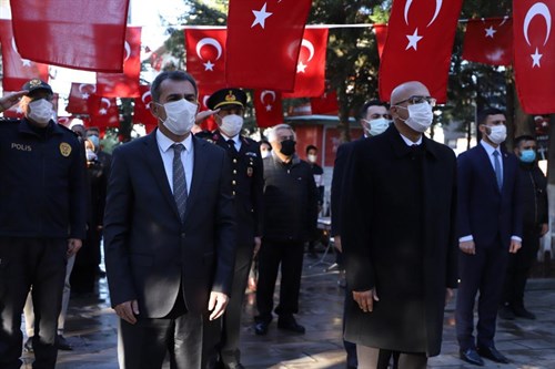 KAYMAKAMIMIZ SAYIN RAMAZAN YILDIRIM, 10 KASIM ATATÜRK'ÜN 82. ÖLÜM YILDÖNÜMÜ DOLAYISIYLA ÇELENK SUNMA TÖRENİNE KATILDI.