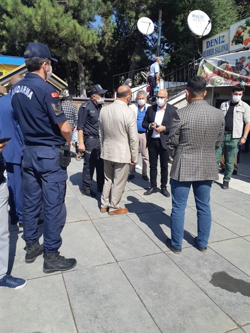 KAYMAKAMIMIZ SAYIN RAMAZAN YILDIRIM COVID-19 DENETİMLERİ KAPSAMINDA İLÇEMİZ ESNAFLARINI ZİYARET EDEREK DENETİMLERDE BULUNDU.